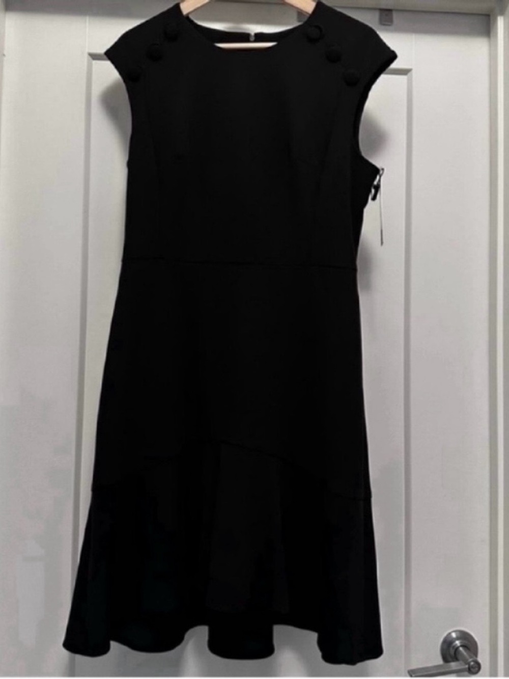 ❤️ NWT! Black CALVIN KLEIN Dress with Flutter Hem and Button Details - Size 10 - Picture 4 of 9
